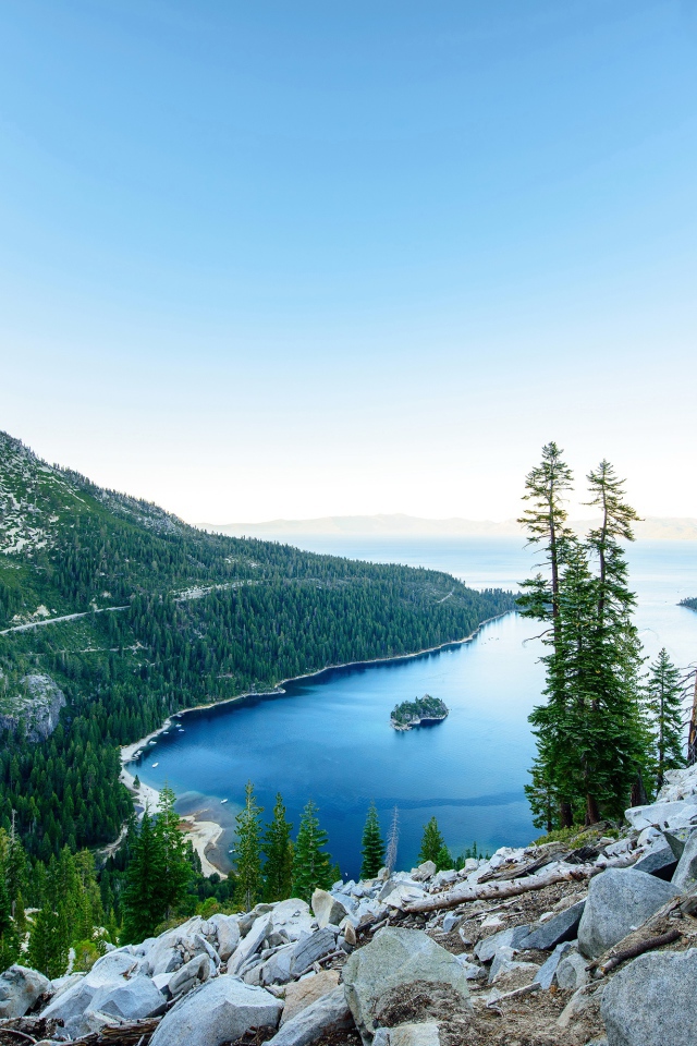 Живописная горная природа у голубого озера 