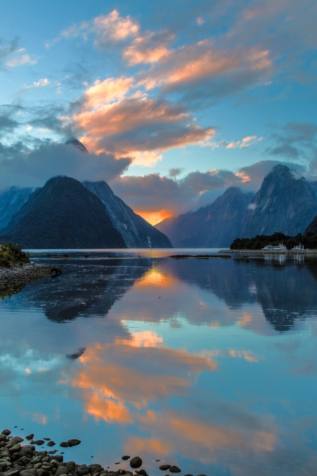 Живописный водный пейзаж  в Норвежском фьорде 