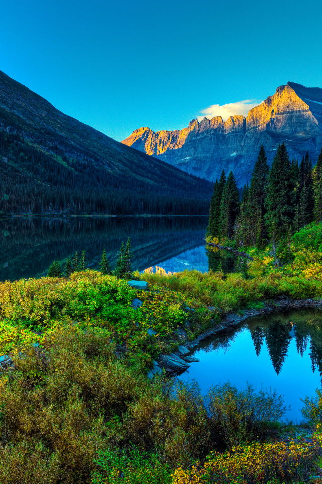 Чистое озеро у подножия гор 