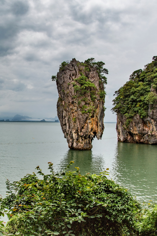 Скала в заливе в тропиках Таиланд