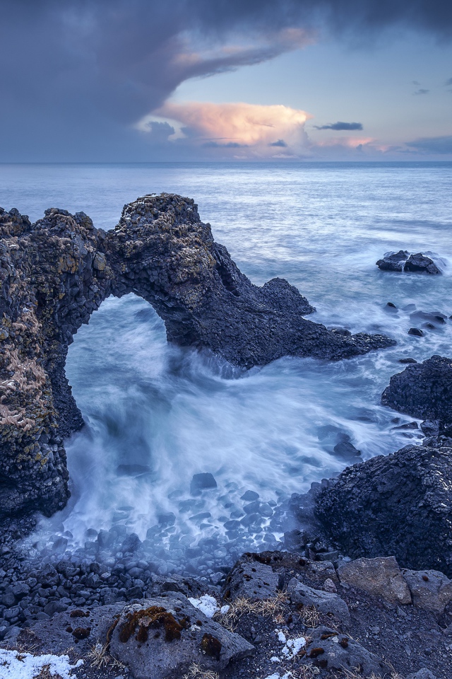 Скалы на берегу океана 