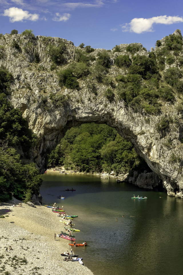 Скалистая арка над рекой во Франции 