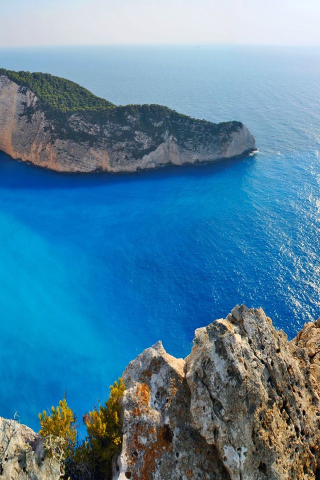 Скалистый берег у голубых вод океана 