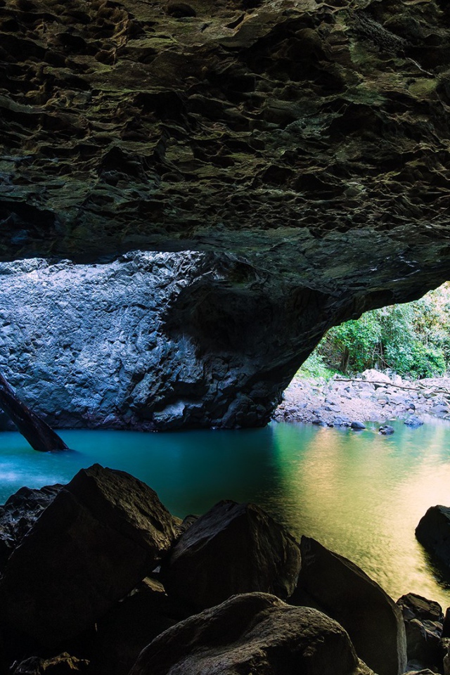 Солнечные лучи в подземном гроте 