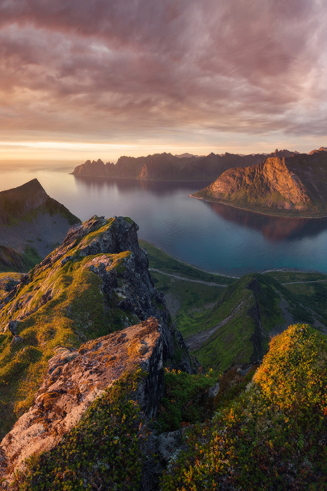 Восход солнца в красивом небе над покрытыми зеленью горами 