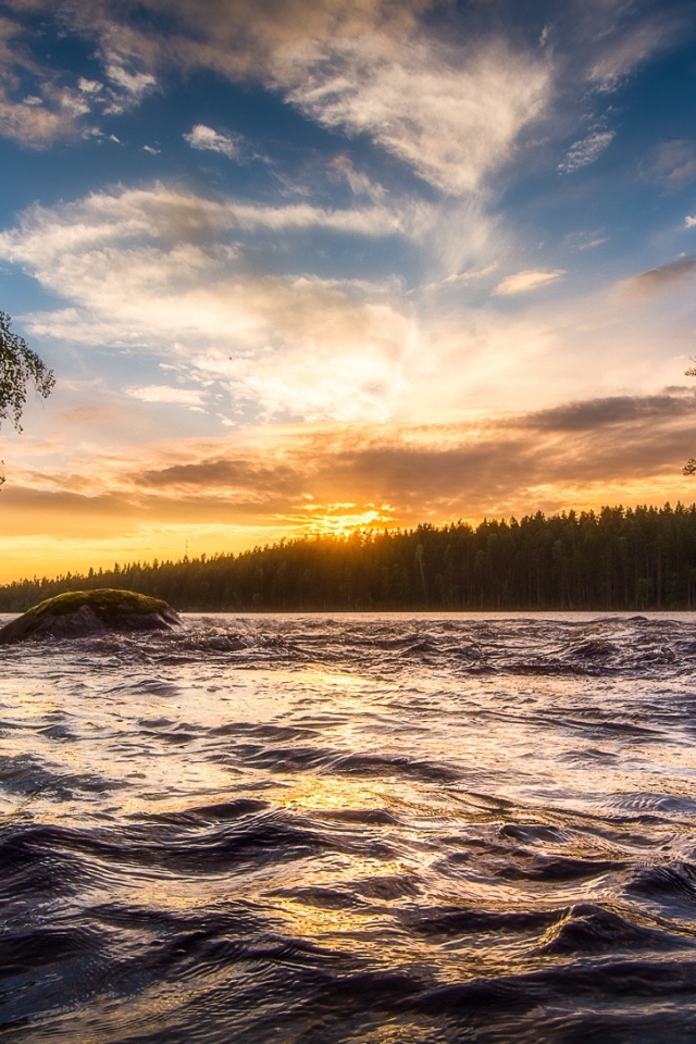 Восход летнего солнца над быстрой рекой