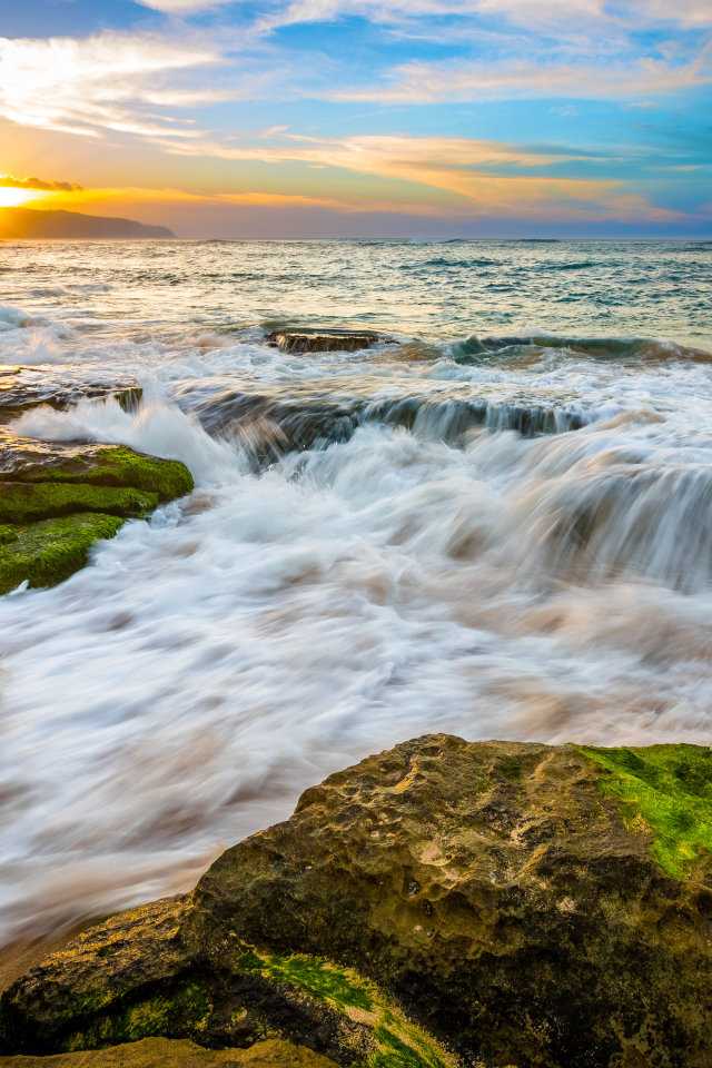 Восход солнца на горизонте над океаном 