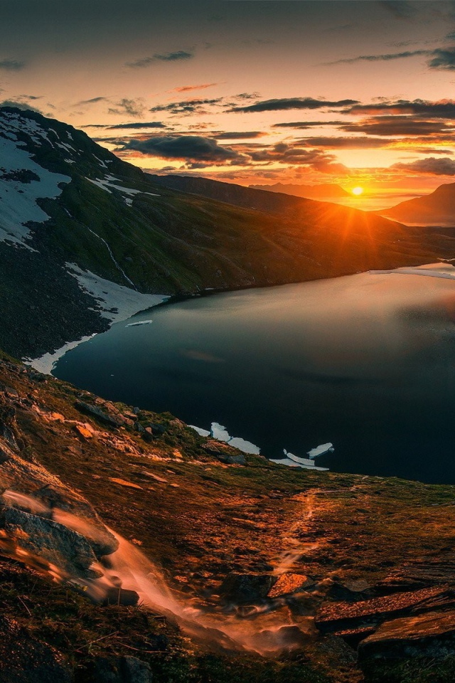 Восход солнца над озером у водопада 