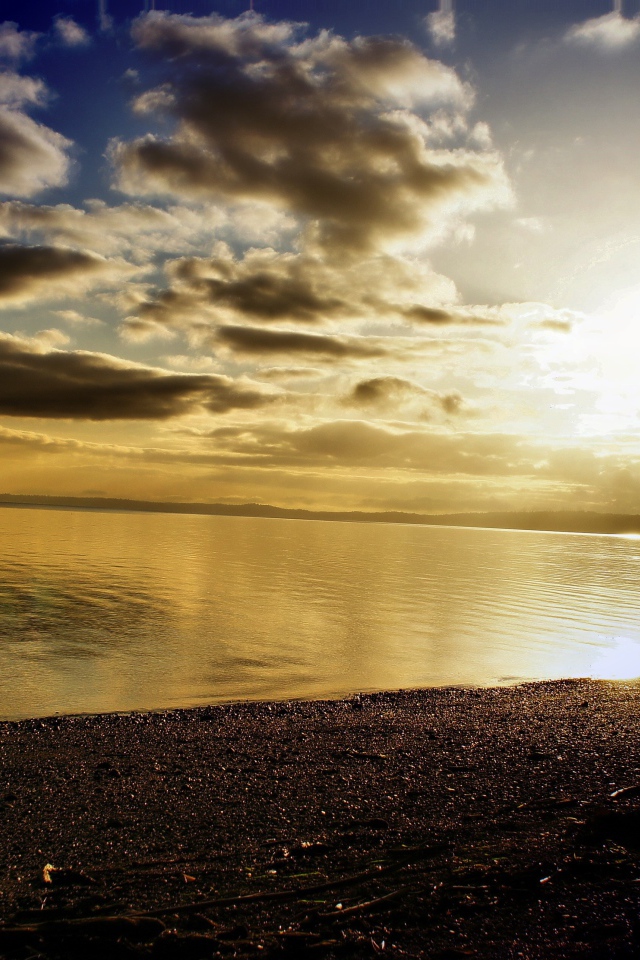 Закат солнца и облака над морем 