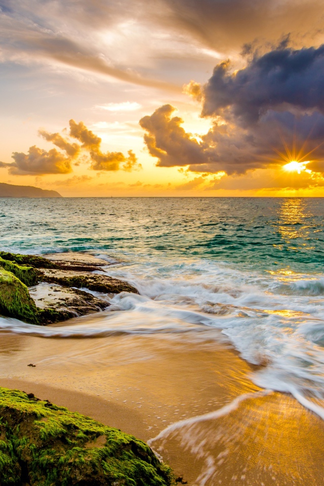 Закат яркого солнца в облаках над океаном 