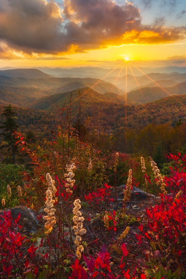 Закат солнца в небе над горным пейзажем