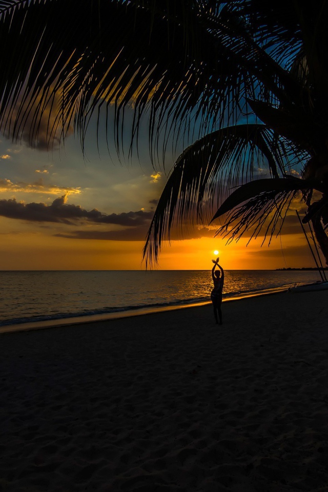 Закат солнца на тропическом пляже 