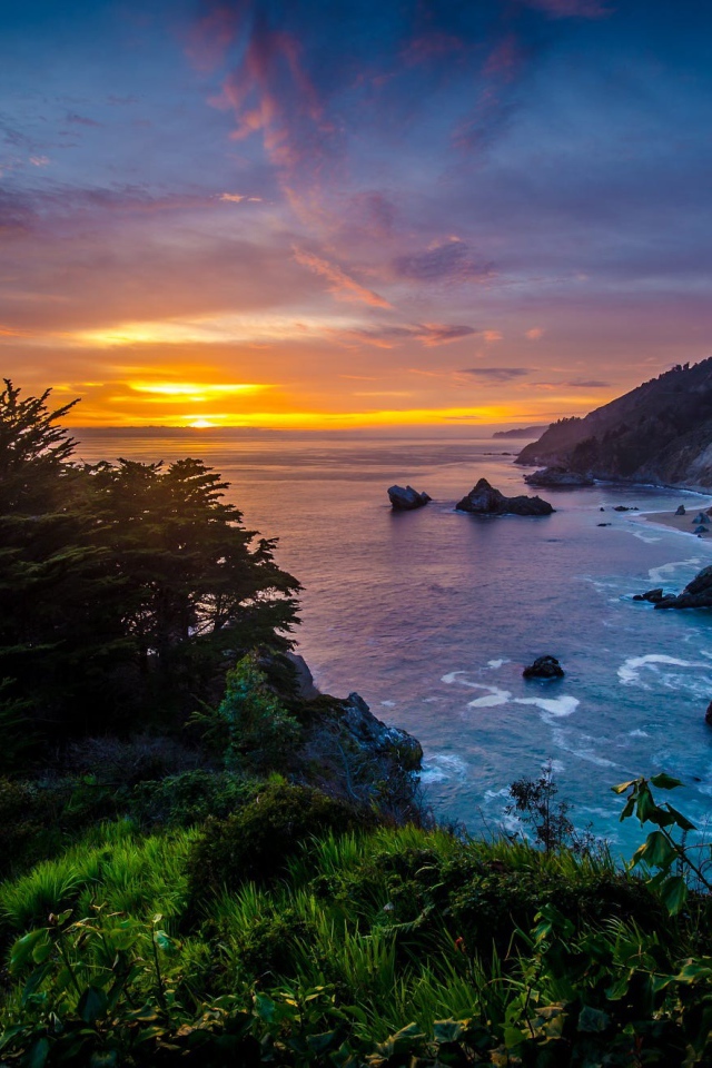 Закат солнца на горизонте над океаном 