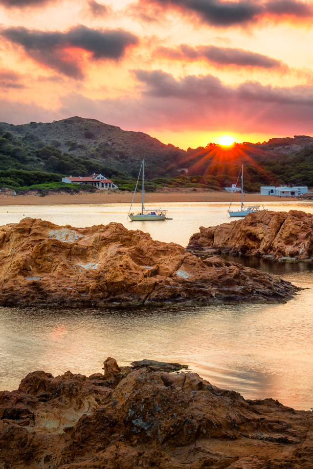 Побережье в лучах солнца на рассвете под красивым небом