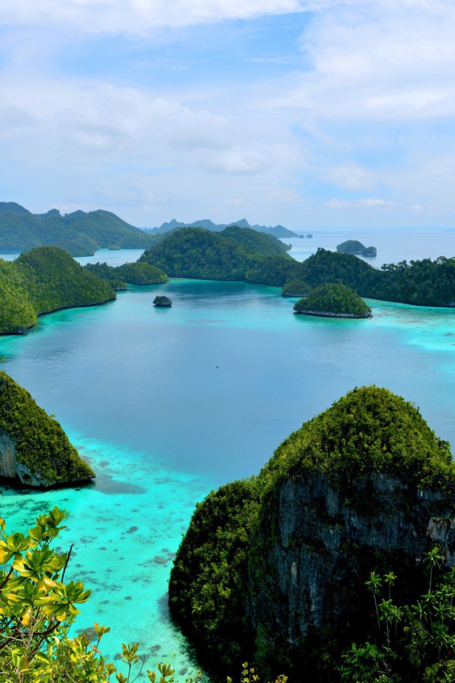 Лагуна с голубой чистой водой в тропиках 