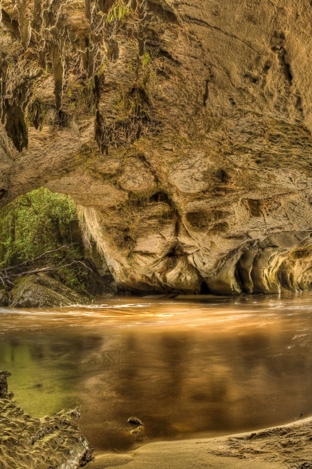 Река в каменном гроте,  Национальный парк Кахерейнджи. Новая Зеландия