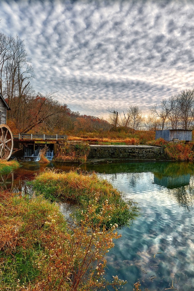 Небо отражается в пруду у водокачки 