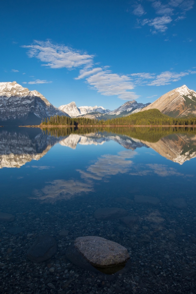 Небо отражается в воде у горного озера
