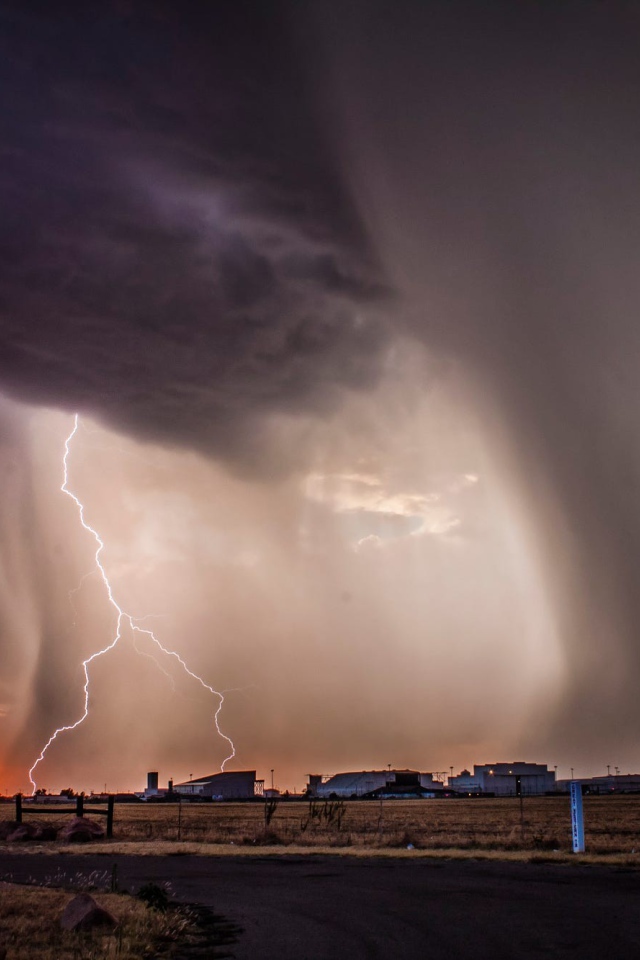 Гроза с молнией над фермой 