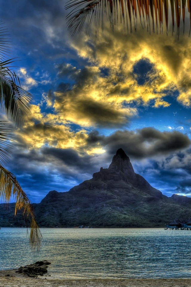 Вид на вершину горы под красивым небом на тропическом пляже