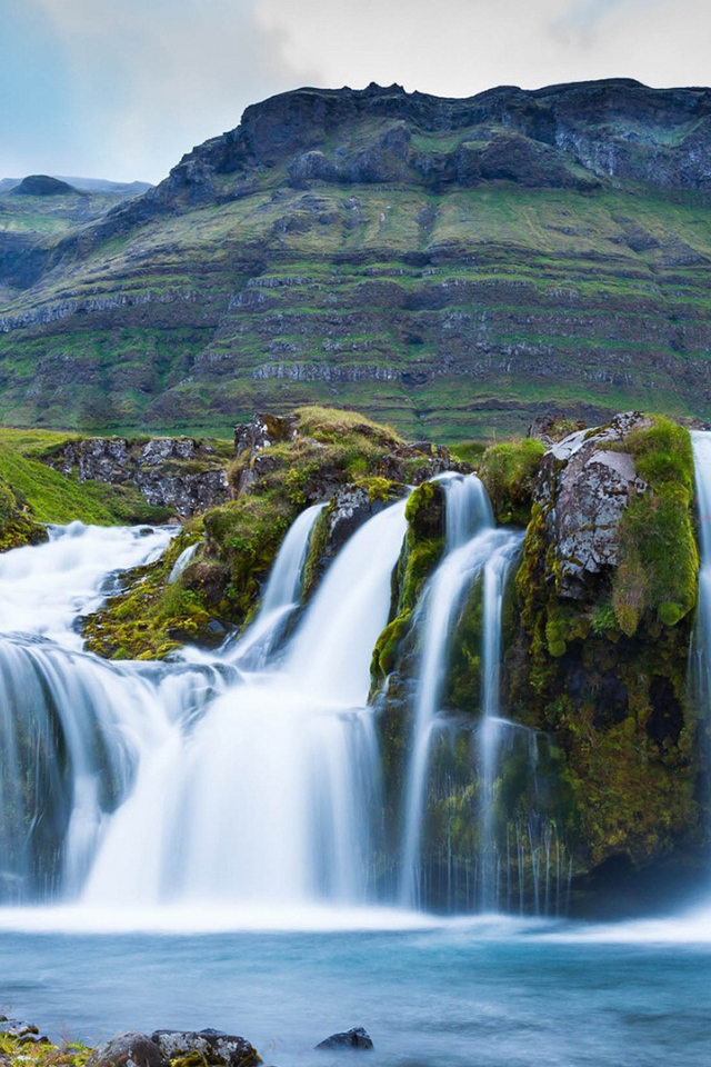 Водопад на фоне горы 