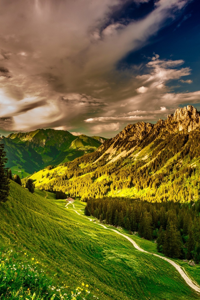 Белые облака над зеленой долиной в лучах солнца