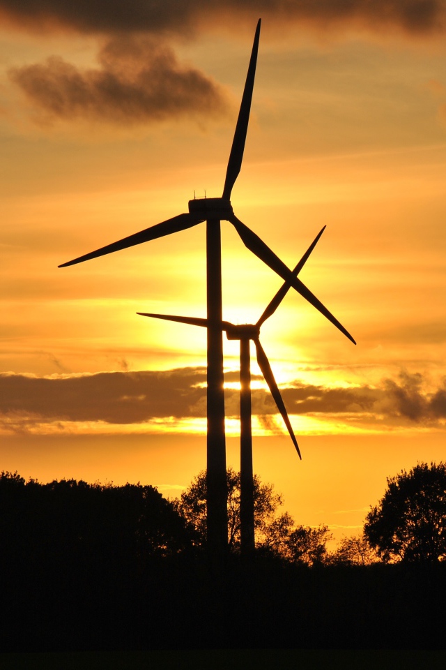 Ветротурбины на фоне неба на закате солнца