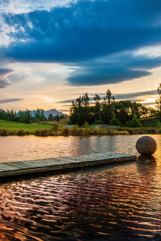 Деревянный мост в озере на закате солнца