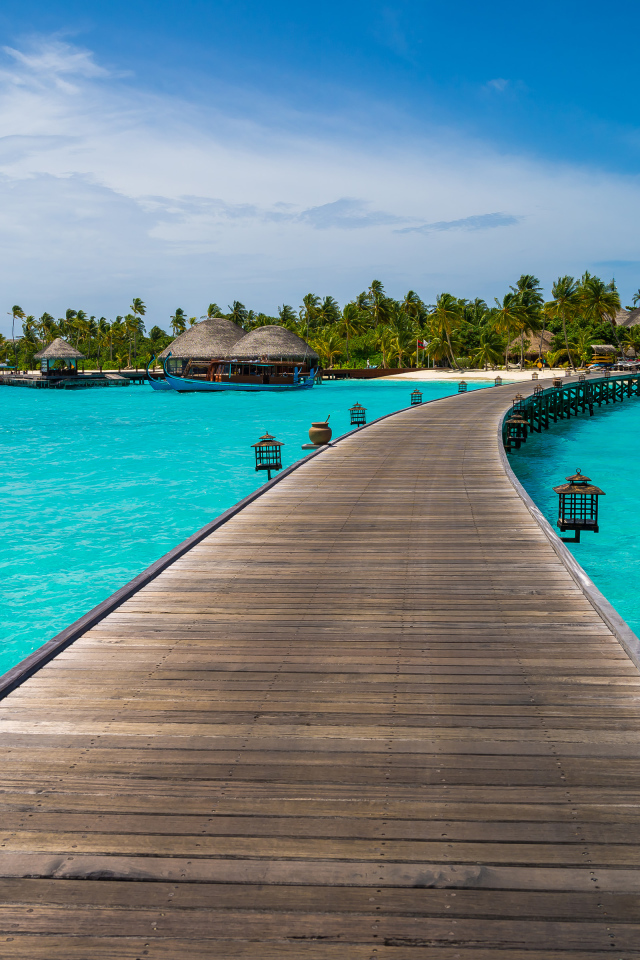 Деревянный пирс в голубом океане в тропиках, Мальдивы