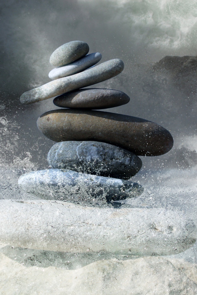 Дзен-камни с брызгами воды вокруг них