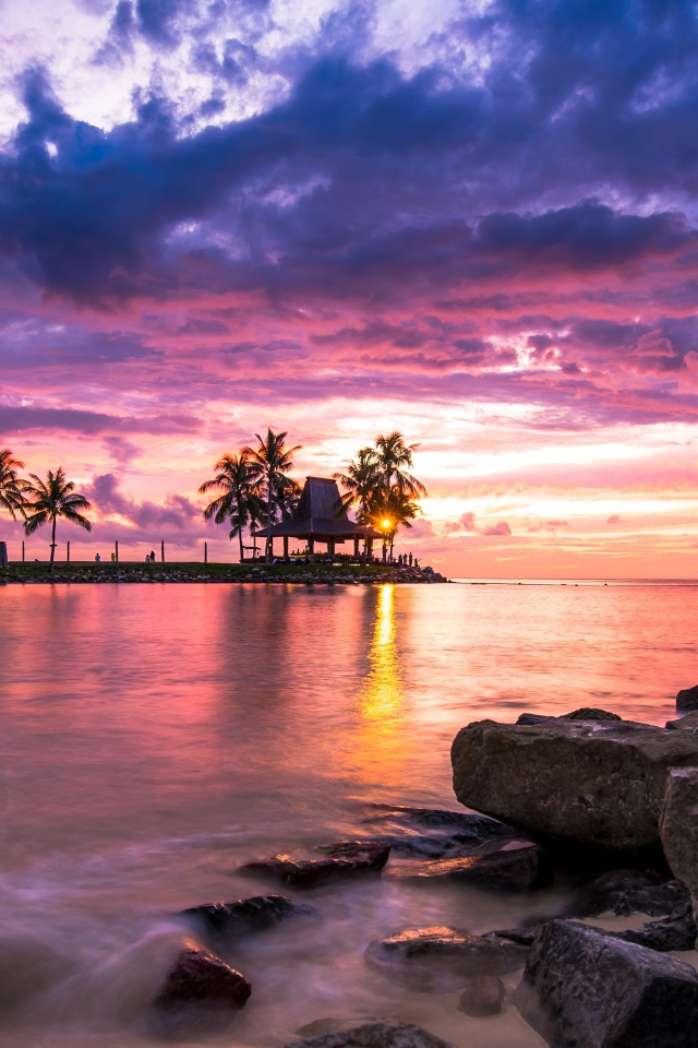 Пляж в камнях под облачным небом  