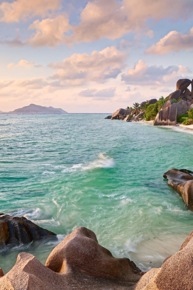 Прибрежные скалы на пляже  