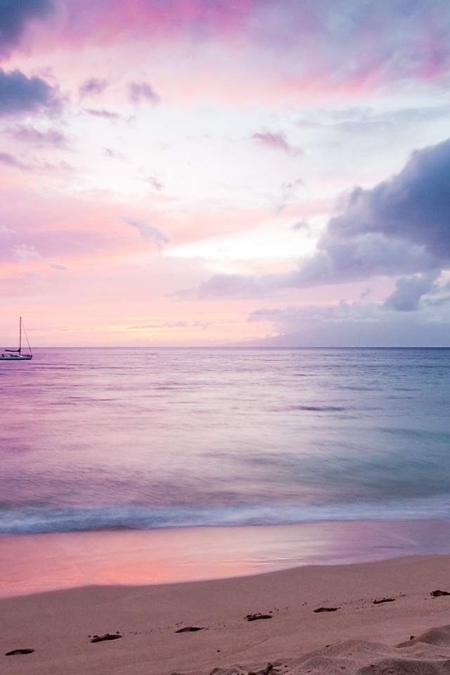 Одинокая яхта на фоне рассветного горизонта 