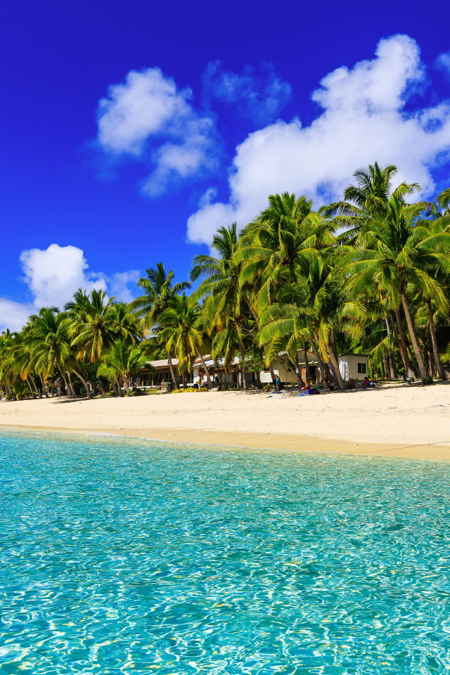 Чистая голубая вода у тропического побережья под голубым небом