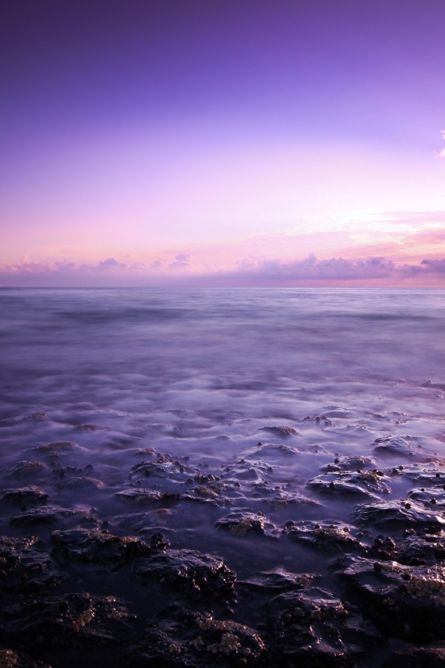 Фиолетовый закат над океаном 