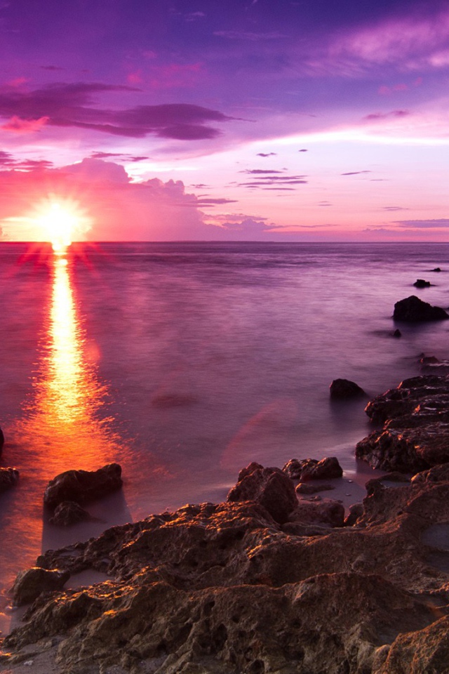 Каменный пляж на закате солнца 