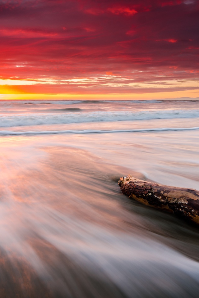 Восход солнца над тихом пляже  