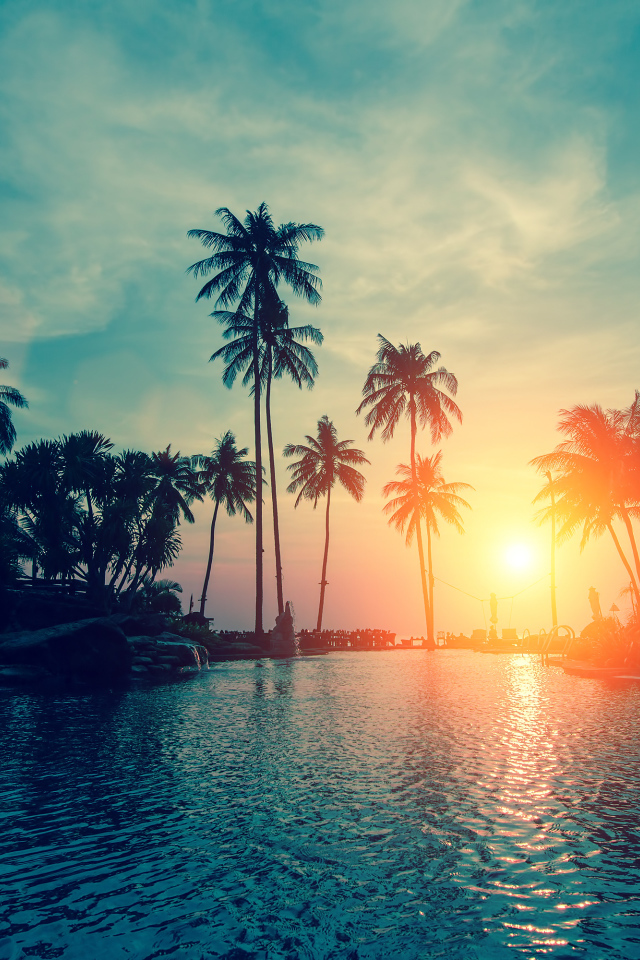 Закат яркого летнего солнца над тропическим пляжем