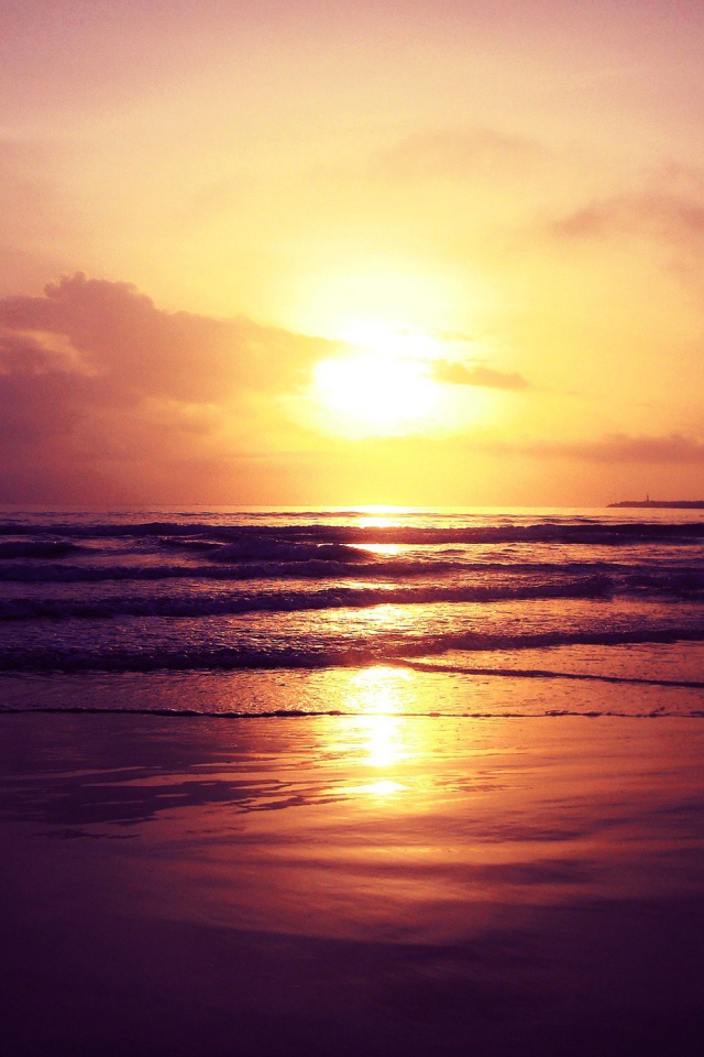 Закат яркого солнца над океаном 