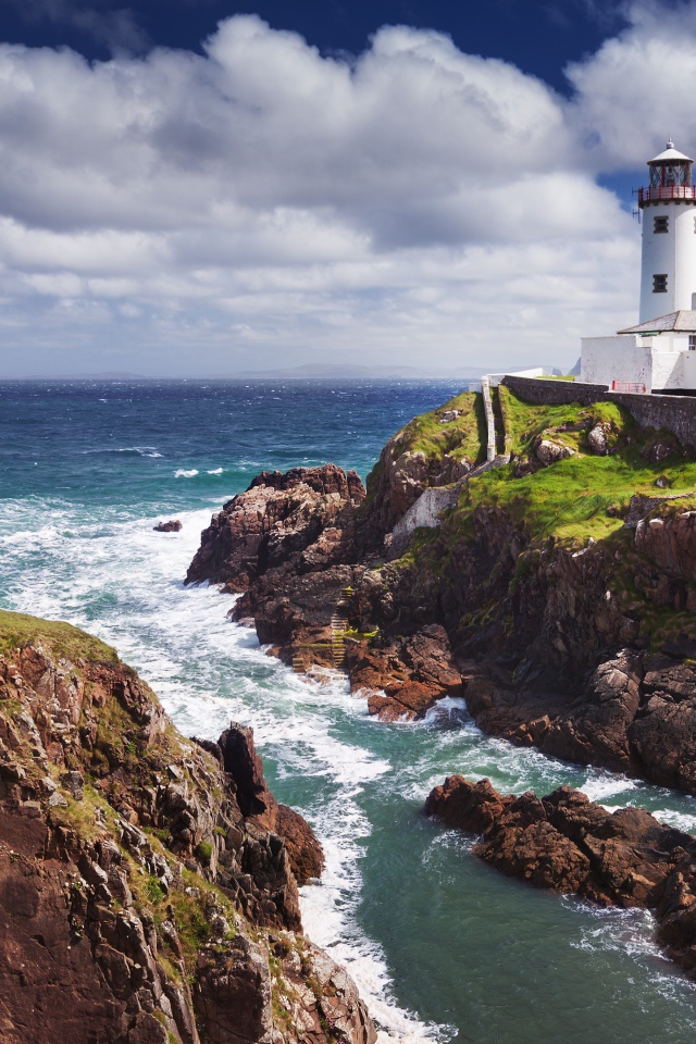 Маяк на скалистом побережье  