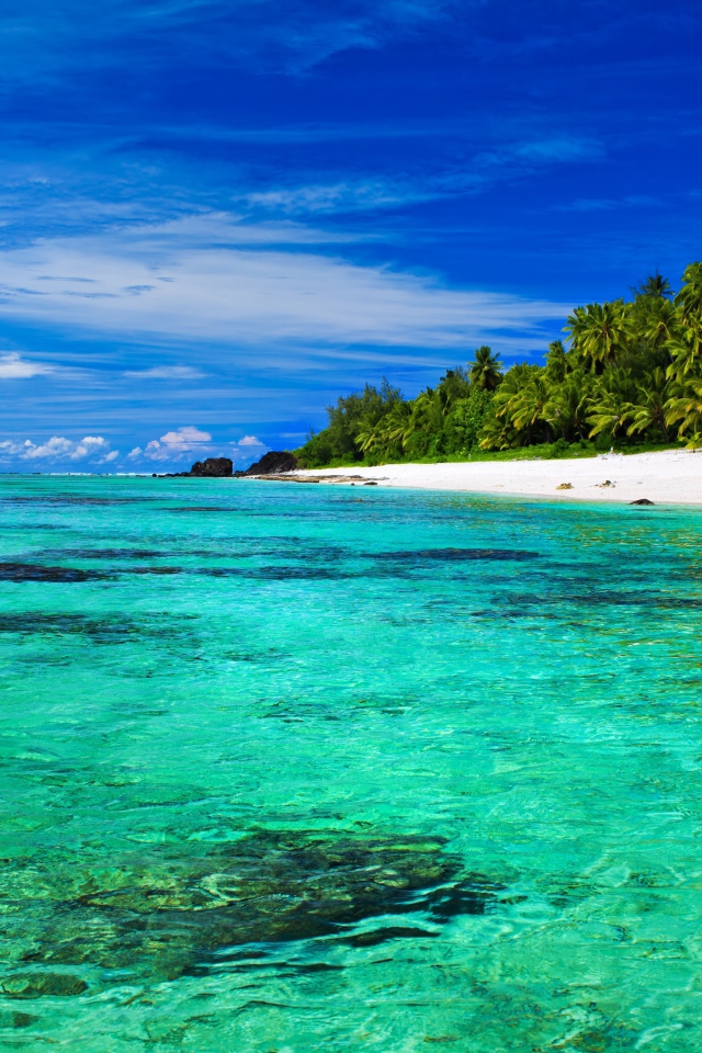 Прозрачная голубая вода в океане у тропического пляжа