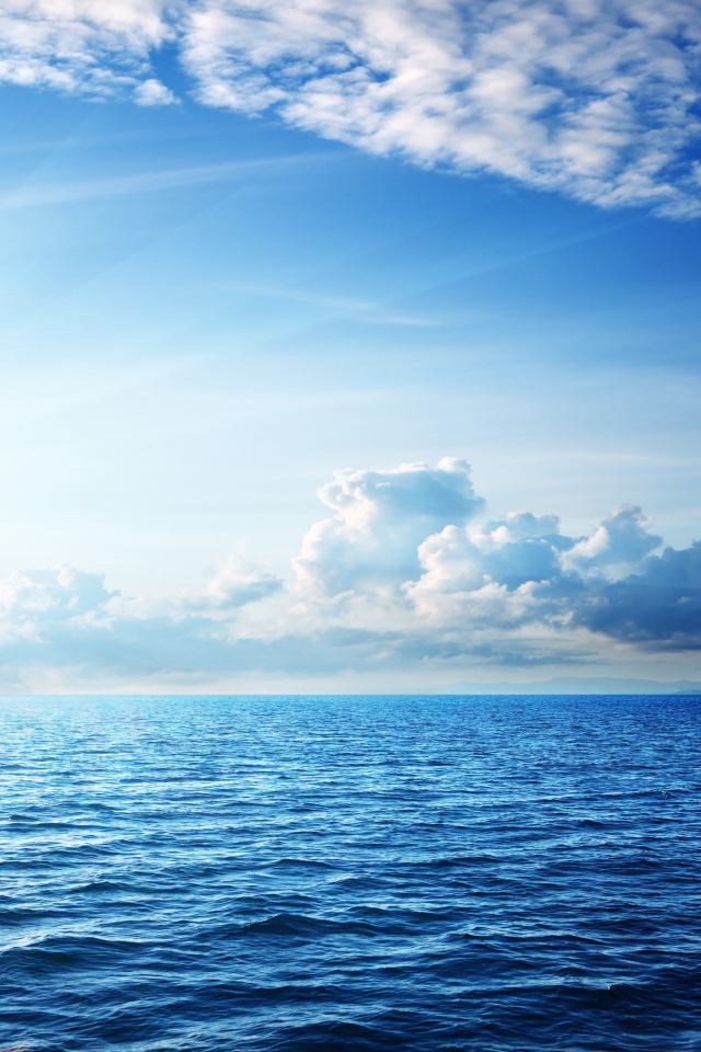 Красивые белые облака в небе над морем