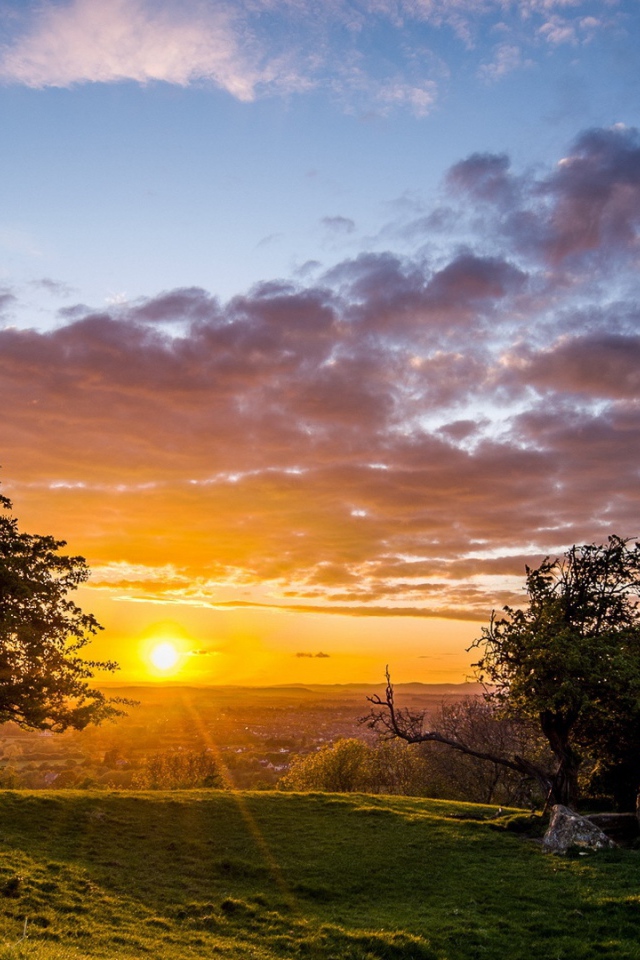 Летний рассвет солнца в облачном небе укрывает землю