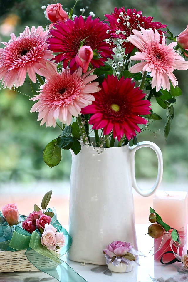 Букет гербер в белой вазе 