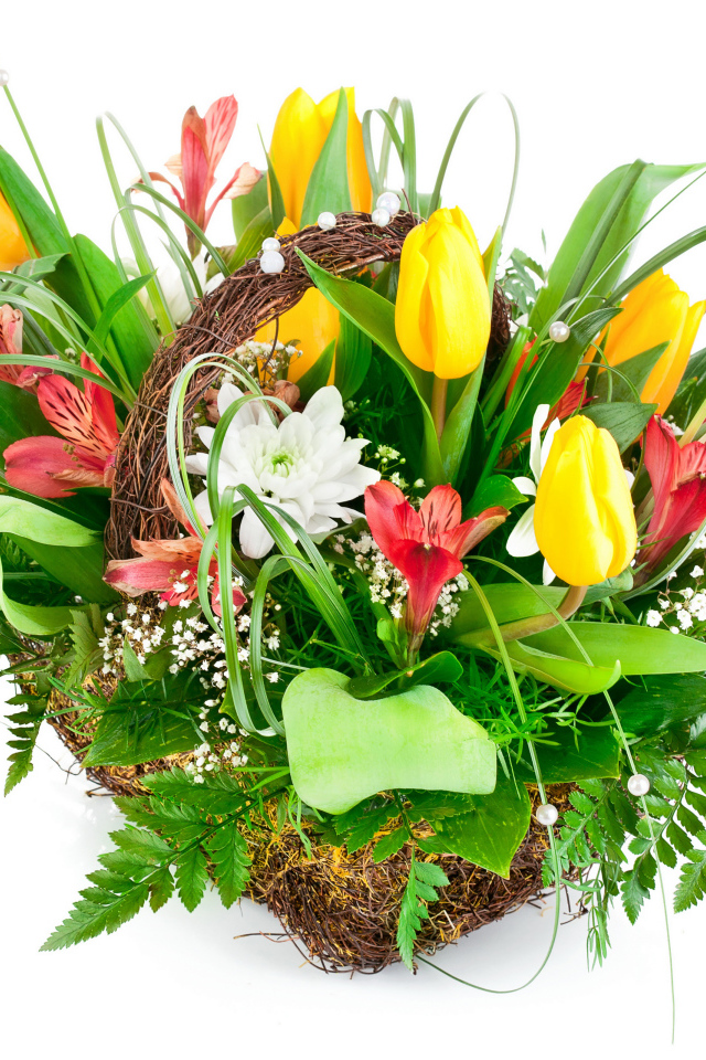 Букет желтых тюльпанов и красивых цветов альстрёмерия на белом фоне