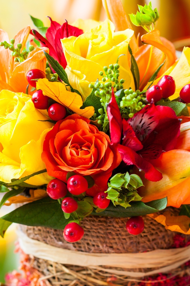Красивый осенний букет с розами и желтыми листьями