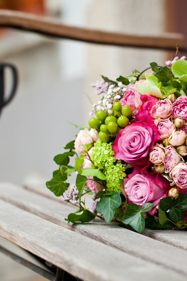 Красивый большой букет цветов на деревянной лавке