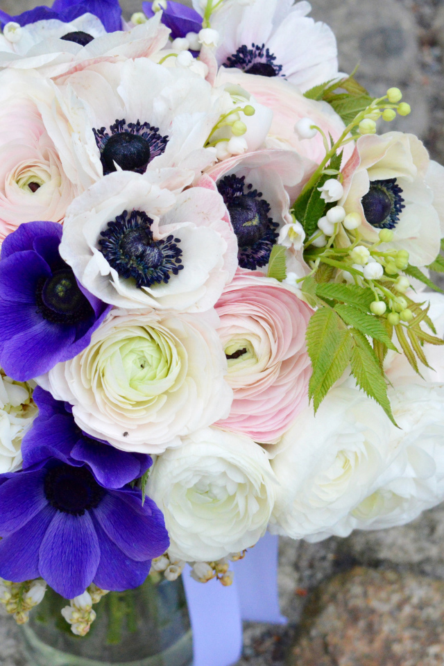 Красивый букет цветы анемоны и лютики