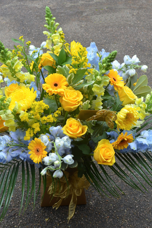 Красивый букет из цветов герберы,  розы, львиный зев