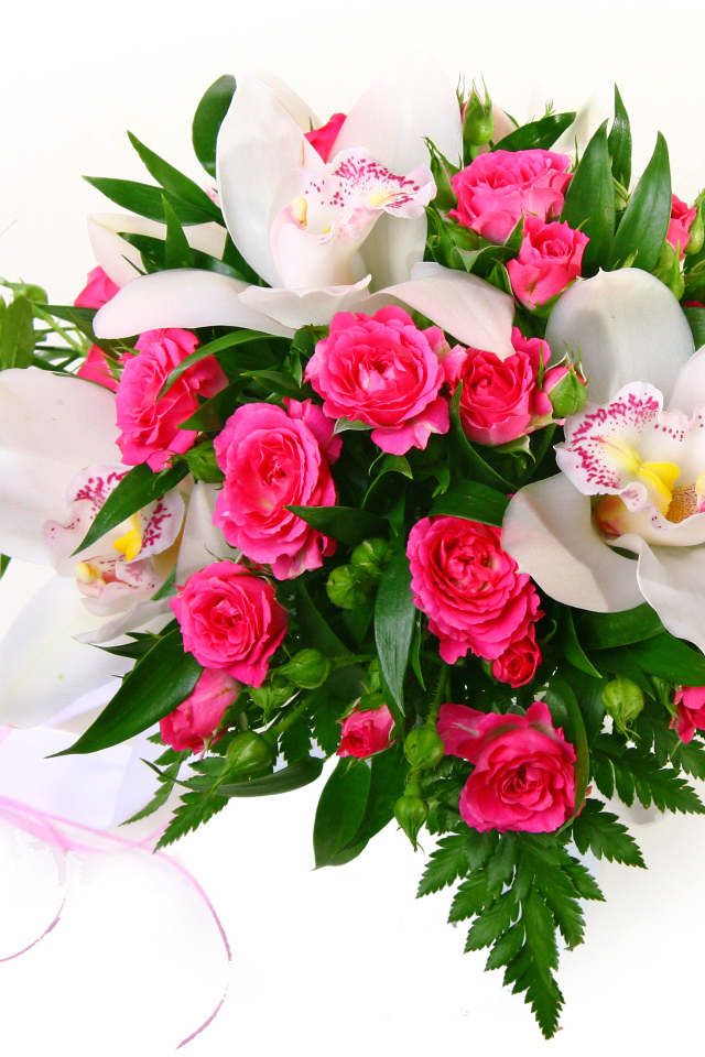 Красивый букет розовых роз с нежными орхидеями на белом фоне